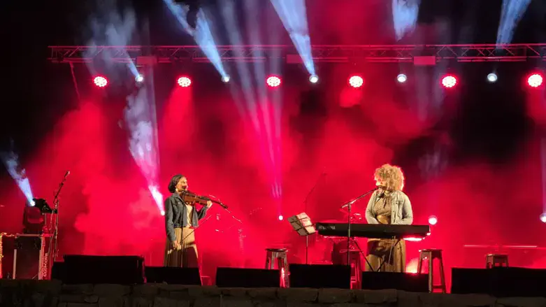 רחל גולדברג ואודהליה ברלין במופע