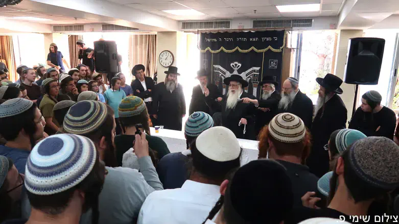 האדמו"ר מצאנז עם תלמידי נחלת ישראל