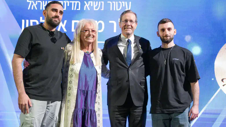 שורדי השבי עם הרצוג ומרים אדלסון