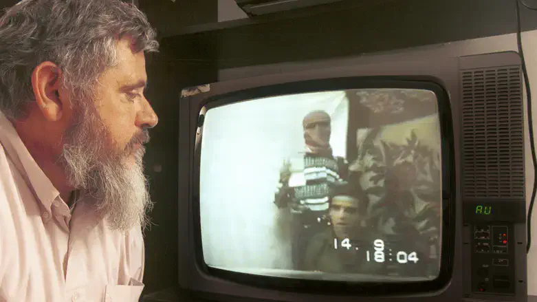 Покойный Иегуда Ваксман смотрит обращение похищенного сына