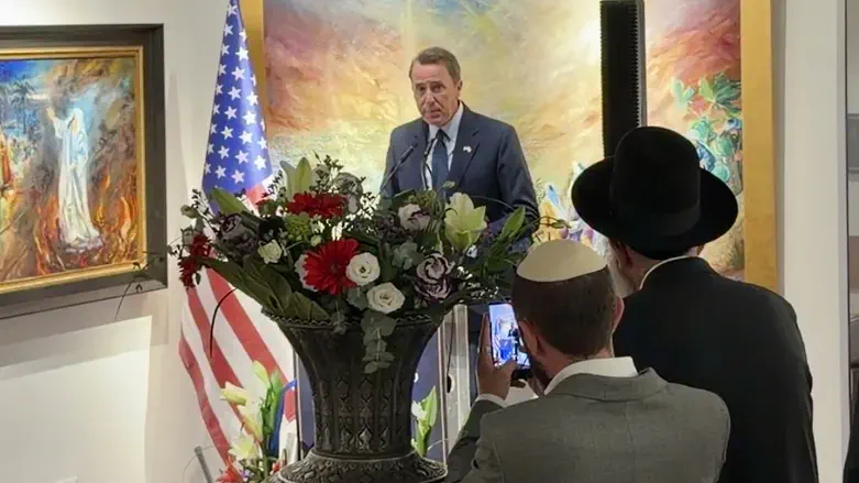 Mark Walker speaks at Jerusalem art gallery