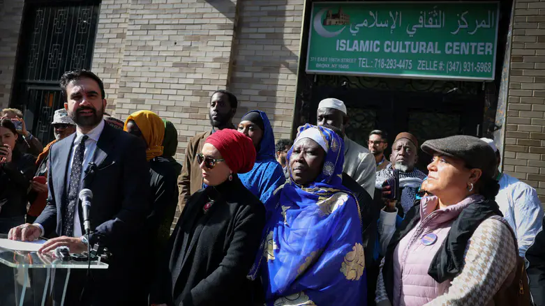 ממדאני מחוץ למרכז האסלאמי ברובע הברונקס