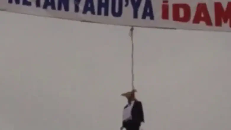 تعليق دمية لنتنياهو على رافعة يثير صدمة في تركيا