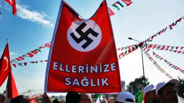 Nazi flag hoisted by Turkish flotilla backers