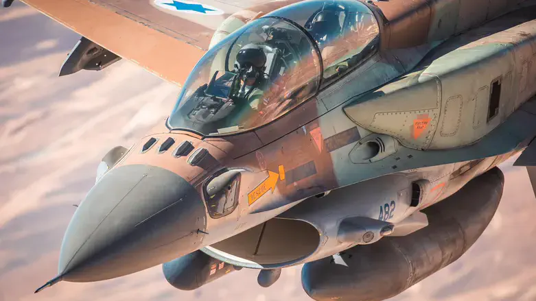 טייס בדרכו להפצצה באיראן