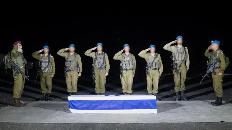 הצדעת חיילי צה"ל לצד ארון החלל