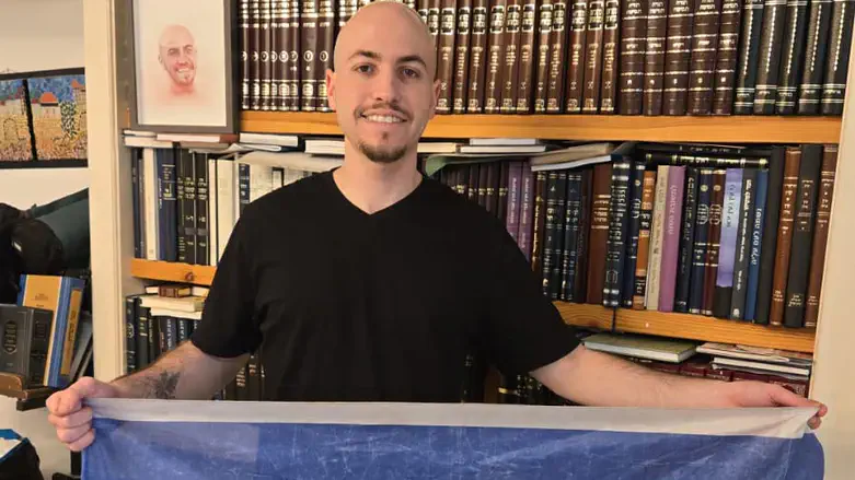 איתן מור עם הדגל