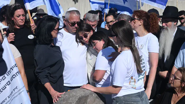 משפחתו של אופיר צרפתי בטקס קבורת השרידים