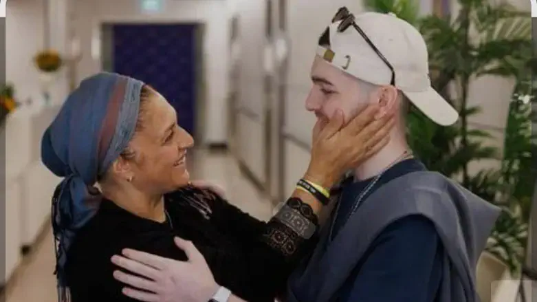 ג'ולי קופרשטיין עם בנה בר שחזר מהשבי