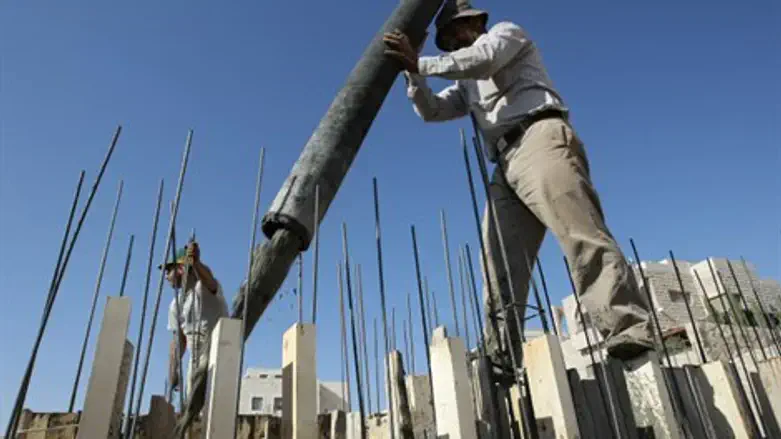 Construction workers (file)