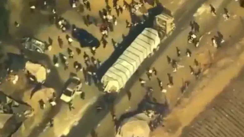 Hamas terrorists loot aid truck