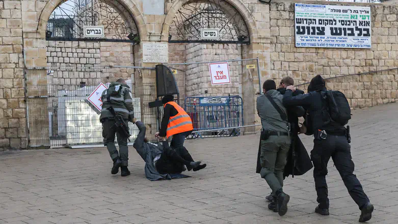 שוטרים במירון, אילוסטרציה