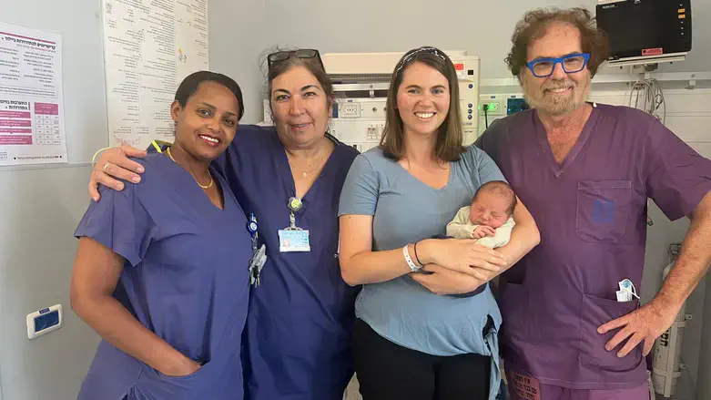 פנינה עם התינוק וצוות הדסה