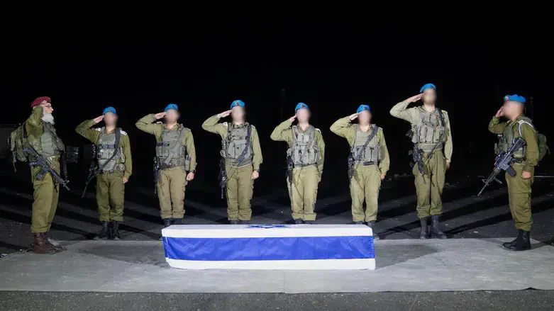 הצדעת חיילי צה"ל לצד ארון החלל