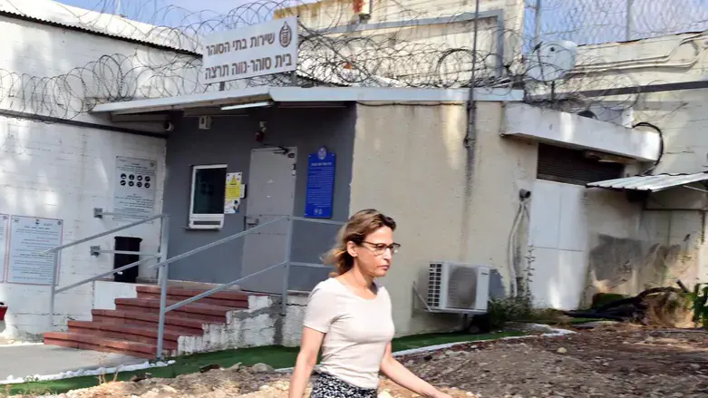 תומר ירושלמי יוצאת מהמעצר בנווה תרצה