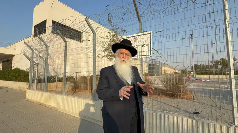 פרוש לאחר ביקור עריקים בכלא