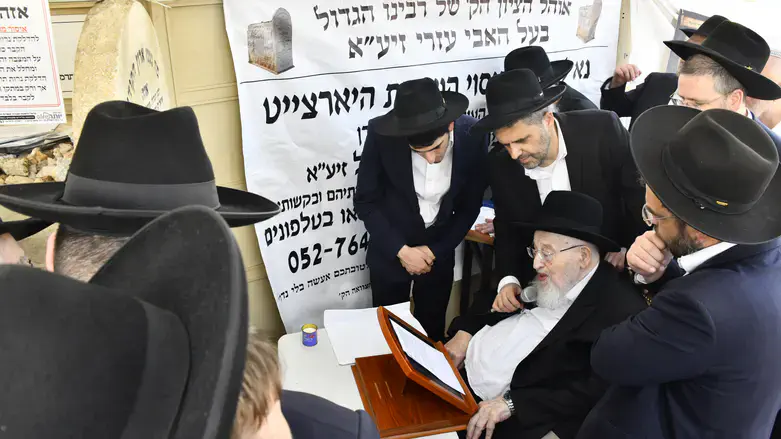 המעמד על ציונו של הרב שך