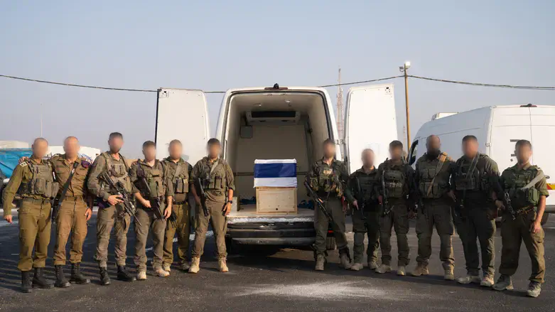 חברי הפלוגה של הדר גולדין לצד הארון