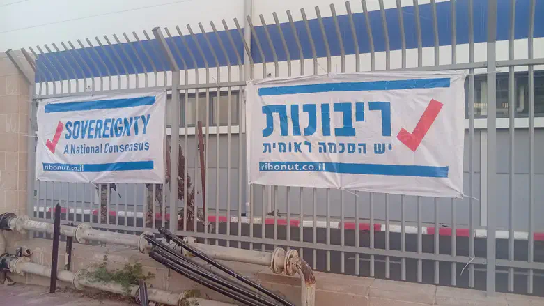 השלטים שניתלו סמוך לבסיס האמריקני