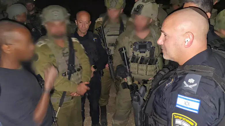 The officers who neutralized the terrorist with Moshe Pinchi and IDF commanders