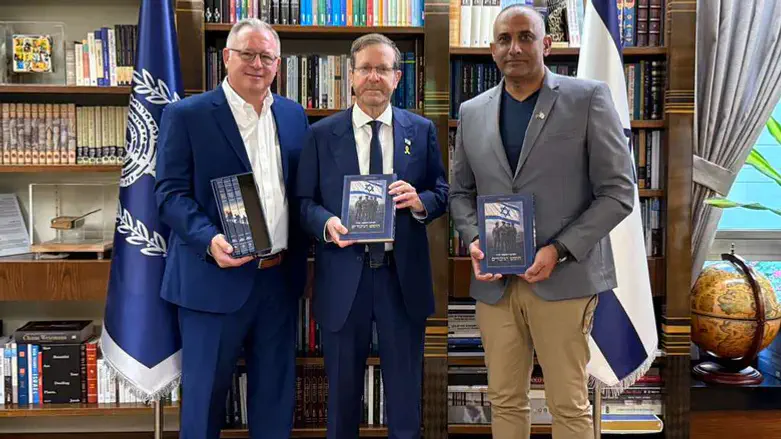 הענקת החומש לנשיא הרצוג