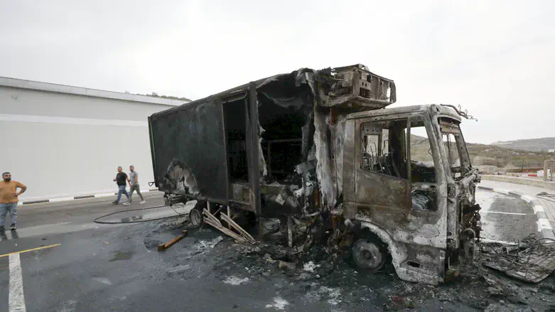 משאית שהוצתה על ידי קיצוניים