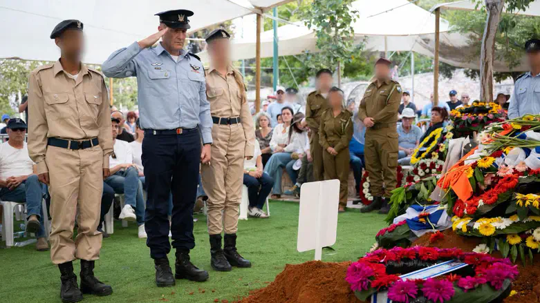 תומר בר מצדיע בהלוויה