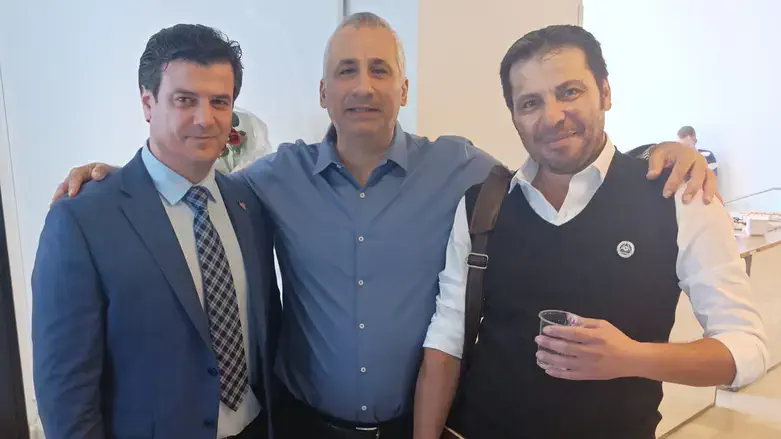 פרופ' אדי כהן (במרכז) עם משתתפים בכנס