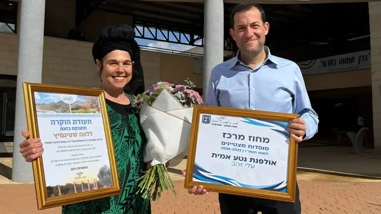 יוסי דגן עם מנהלת האולפנה לאה שטיימניץ