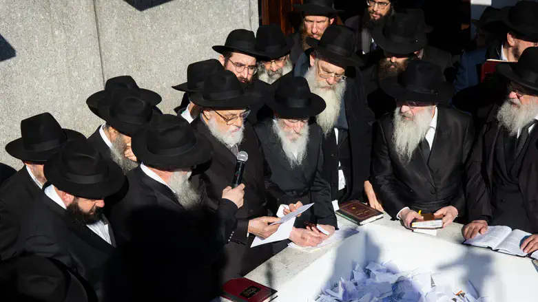 התפילה המיוחדת בקבר הרבי מיליובאוויטש