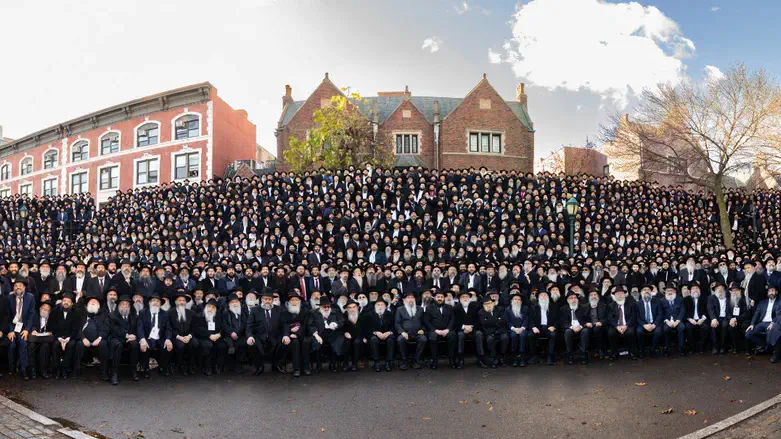 Эмиссары Хабада у дома "770"