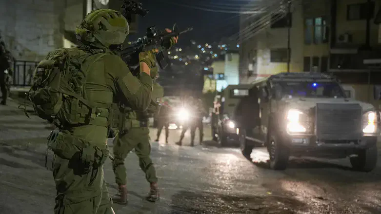 Бойцы парашютной бригады в Ие”Ша. Иллюстрация