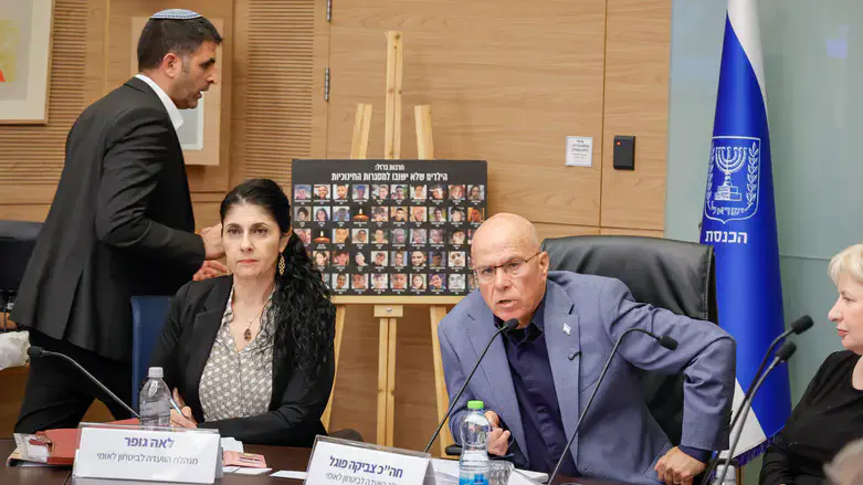 Шломо Каръи покидает заседание