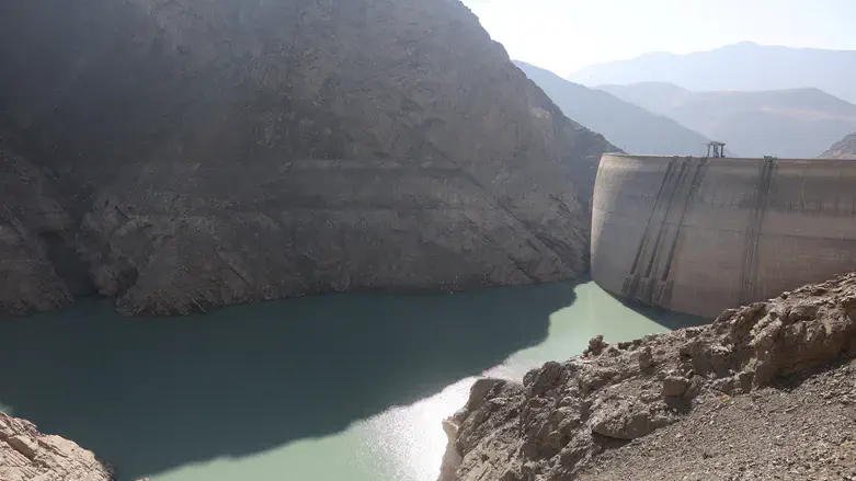المنسوب المنخفض في سد أمير كبير في إيران