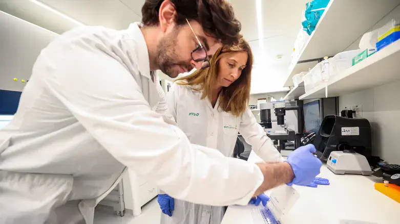 ד"ר אלסיו נחמד יחד עם פרופ' מיכל בסר