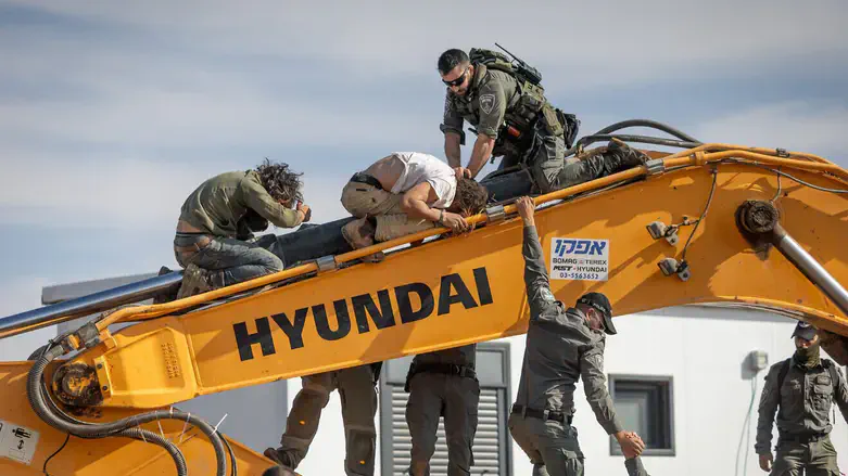 IDF, Jewish youth clash at outpost evacuaion