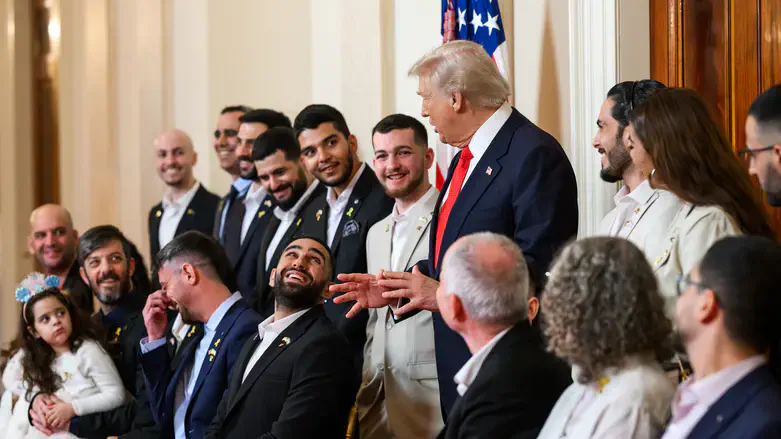 Дональд Трамп с выжившими в плену