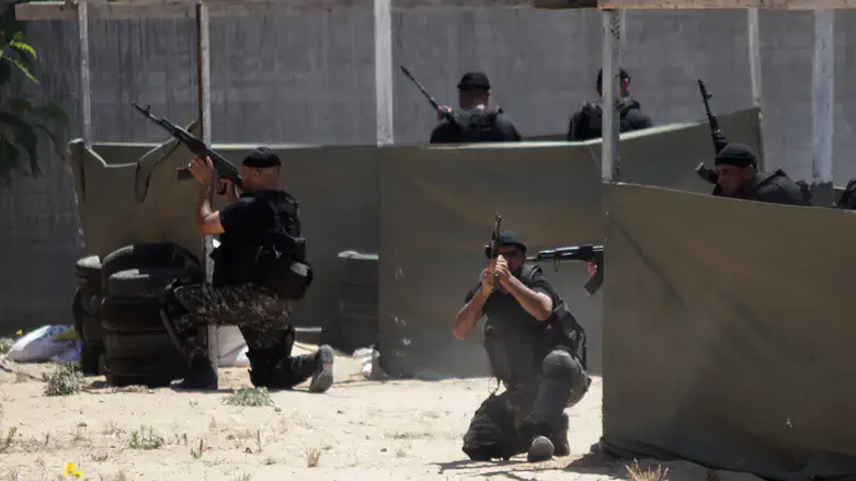 еррористы ХАМАСа во время учений в Газе