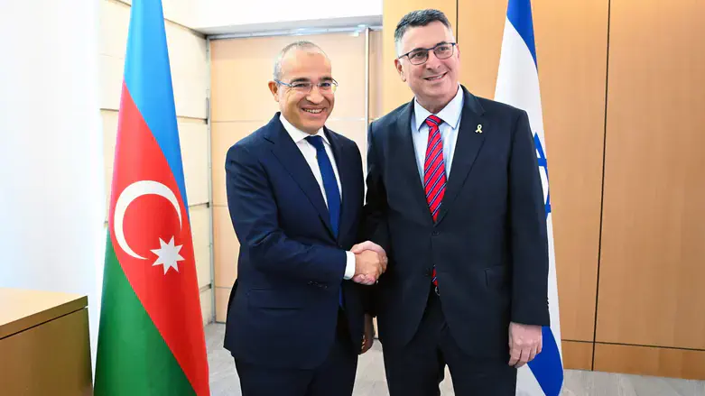 Azerbaijan’s economy minister, Mikayil Jabbarov with Minister Gidon Sa'ar