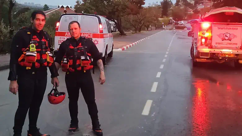 Rescue teams in Elkana