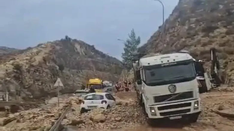 Обрушившаяся стена на шоссе №463