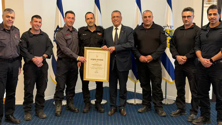 ראש העיר עם המחלצים