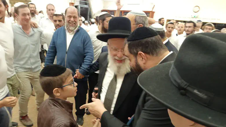 מנחם פינס (מימין) עם קרוב משפחתו הרב שפירא