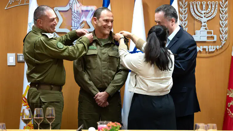 Itai Ofir receives his ranks