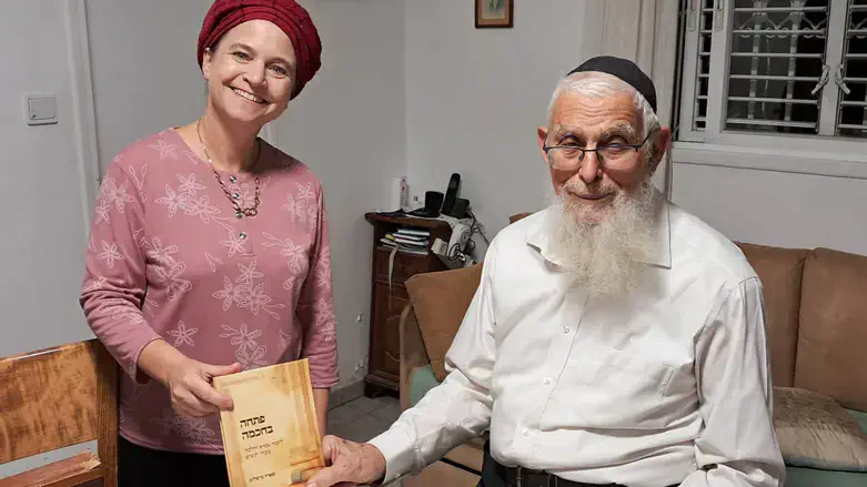 עם הספר החדש. הרבנית מישלוב והרב אריאל