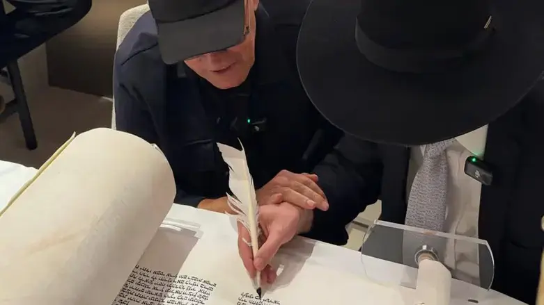 Writing the last letters in a Sefer Torah