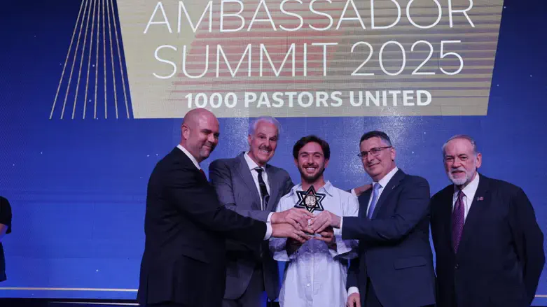 Omer Shem Tov receives award