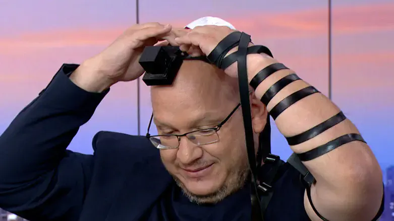 חיים לוינסון מניח תפילין