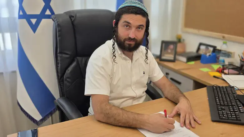 סוכות חותם על הצעת החוק