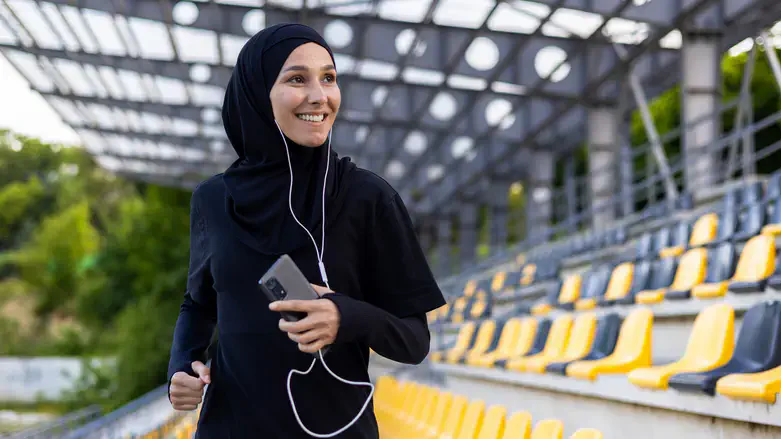 Мусульманка бежит в хиджабе